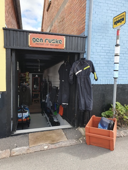 Genbrug tøj sko fodboldstøvler legetøj LEGO spil støvler jakker frakker kjoler trøjer sweatshirts t-shirts bluser genbrugsbutik secondhandshop second hand shop genbrug butik pop up shop